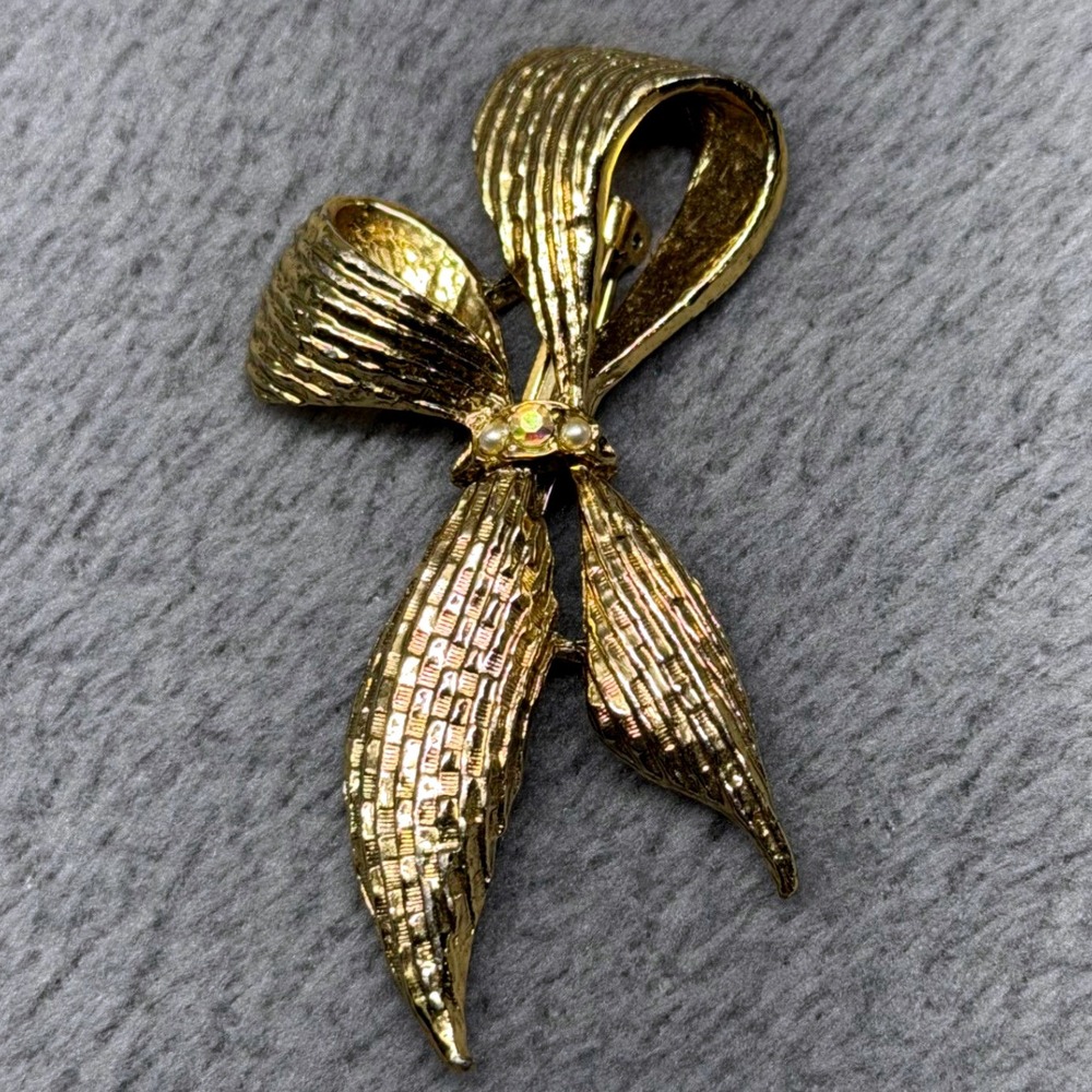 Vintage Gold‎ Tone Textured Bow Brooch Pin Aurora Borealis Rhinestone Faux Pearl
